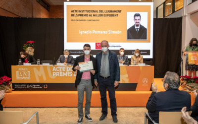 El vicedecano Enrique Giner entrega el Premio al Mejor Expediente Académico del Grado en Finanzas y Contabilidad de la UV