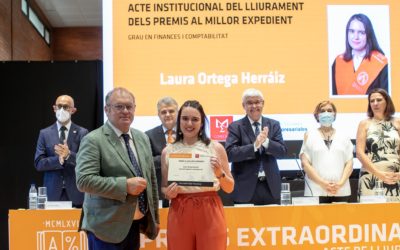 Juanjo Estruch entrega el Premio al Mejor Expediente Académico del Grado en Finanzas y Contabilidad de la UV