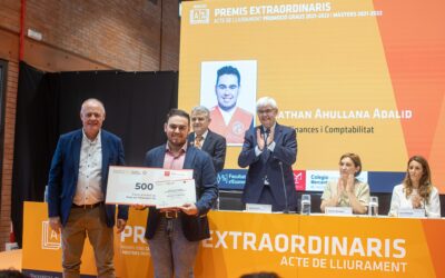 Enrique Giner entrega el IX Premio Comeva al mejor expediente del grado en finanzas y contabilidad de la UV