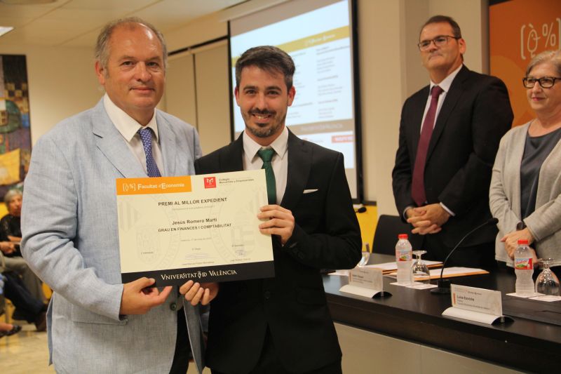 COMEVA premia al mejor talento contable y financiero de la Universidad